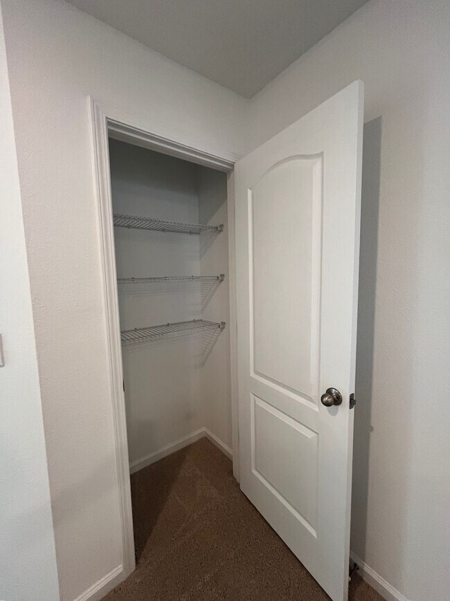 Building Photo - Town Home in The Trails -2 Primary Suites!!