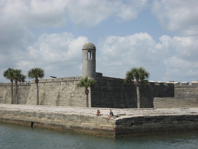 Building Photo - 704 Captains Dr