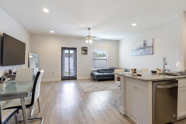 Building Photo - 7522 Shadow Lake Dr