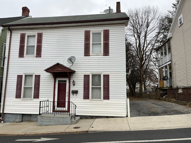 Primary Photo - Single Family House located on East Ave.