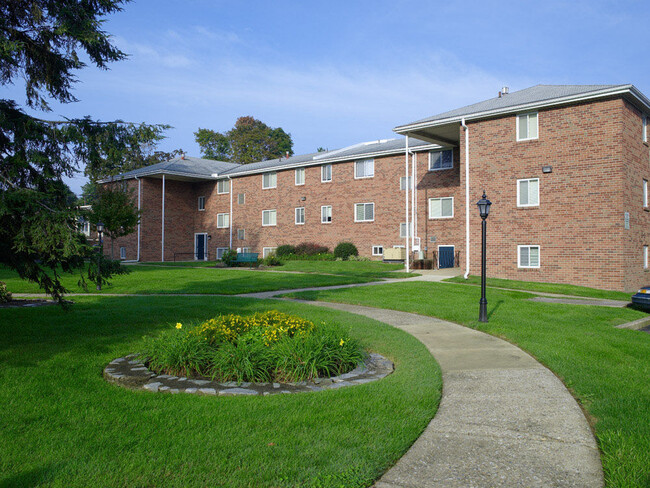 Building Photo - Pine Manor II Apartments