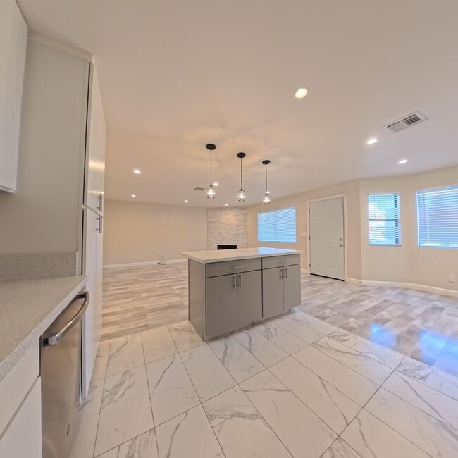 Building Photo - Modern style 2 Bed 2 bath Condo 1st Floor at The Lakes!