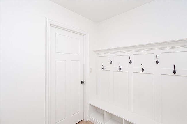 Building Photo - 6680 American Setter Dr