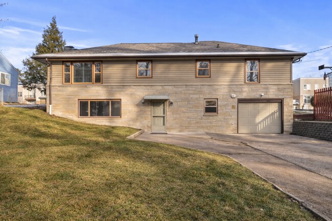 Building Photo - SUMMER SPECIAL! Beautiful 3 bedroom house on Bloomington's Eastside - Available Now!