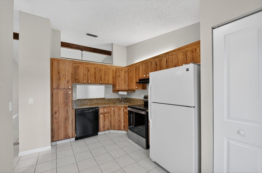 Building Photo - 704 Sunny Pine Way