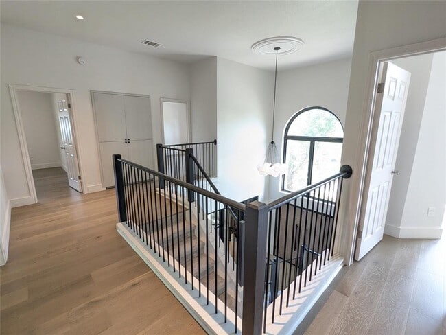 Building Photo - 9257 Scenic Bluff Dr