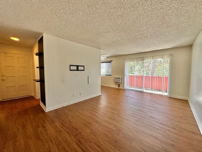 Building Photo - 1 Bedroom Corner Condo in San Carlos with Parking!