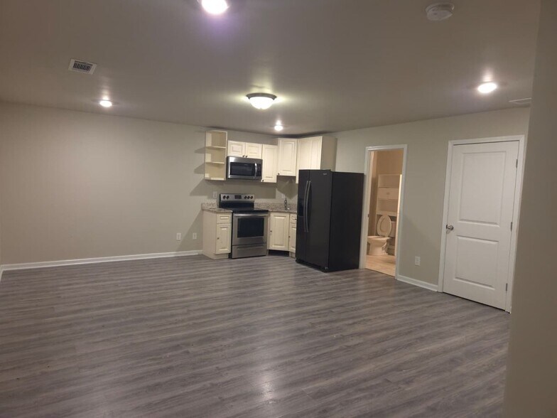 Building Photo - 302 Cashes Dr