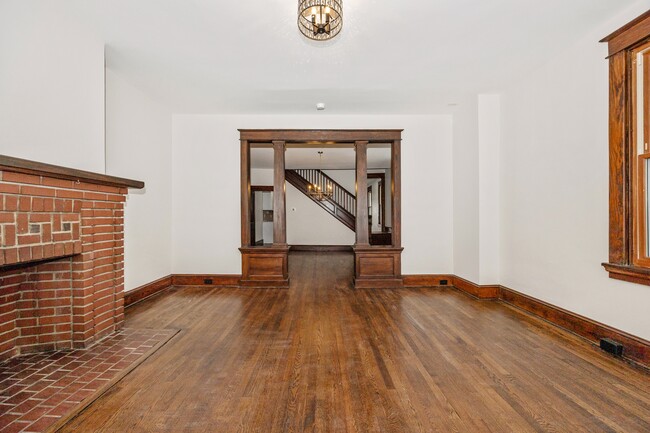 Building Photo - 2 College Ave