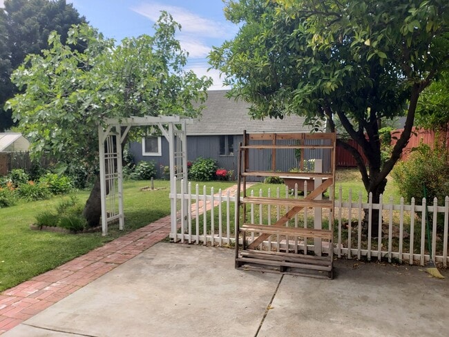 Building Photo - Immaculate 3 Bedroom, 2 Bath, 1932 sqft. H...