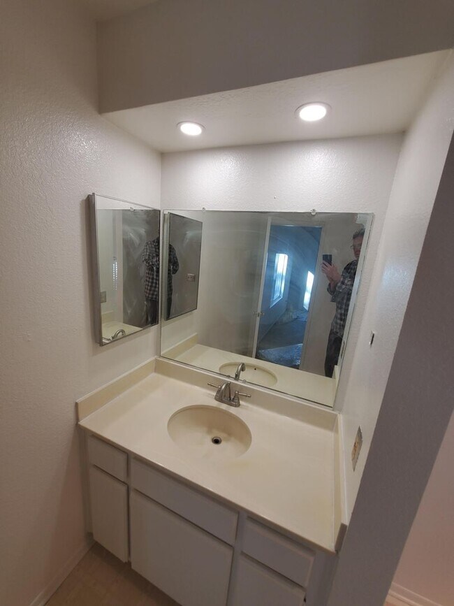 Building Photo - Refurbished Cape Cod Townhome – 2 Master B...