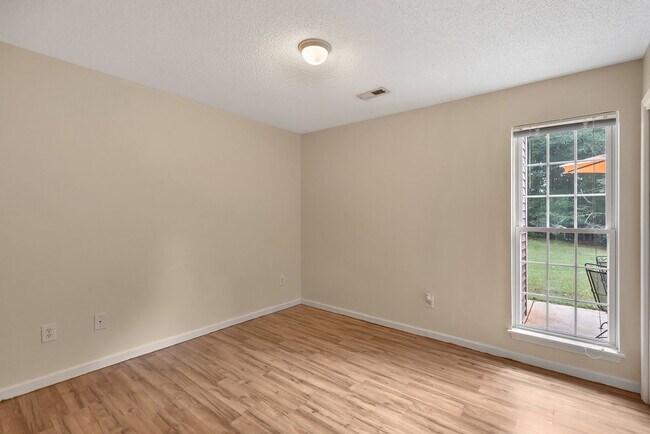 Building Photo - 405 Whispering Ln