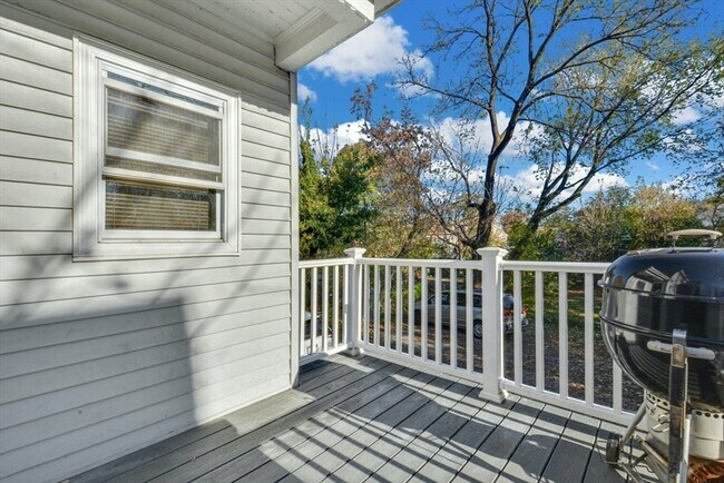 Building Photo - 10 Middle St