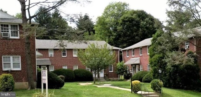 Building Photo - 19 St Albans Ave