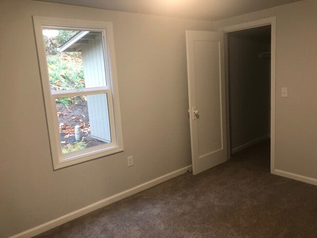 Building Photo - BEAUTIFUL TWO BEDROOM CHARMER LOCATED IN LONGVIEW