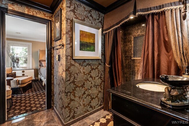 Building Photo - 72 N Long St