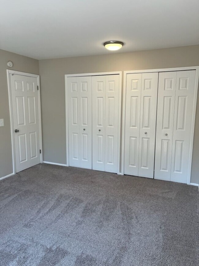 Building Photo - Charming 2 bedroom/1 bathroom apartment ne...