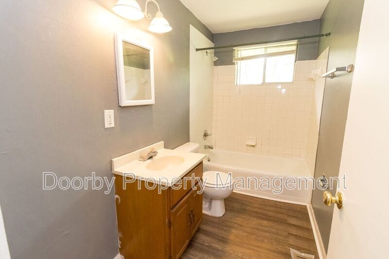 Building Photo - 8325 Oak Dr