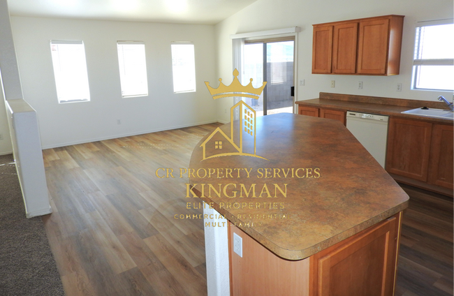 Building Photo - Beautiful 3+2 Split Floor plan home - Near KRMC Hualapai Mountain Campus