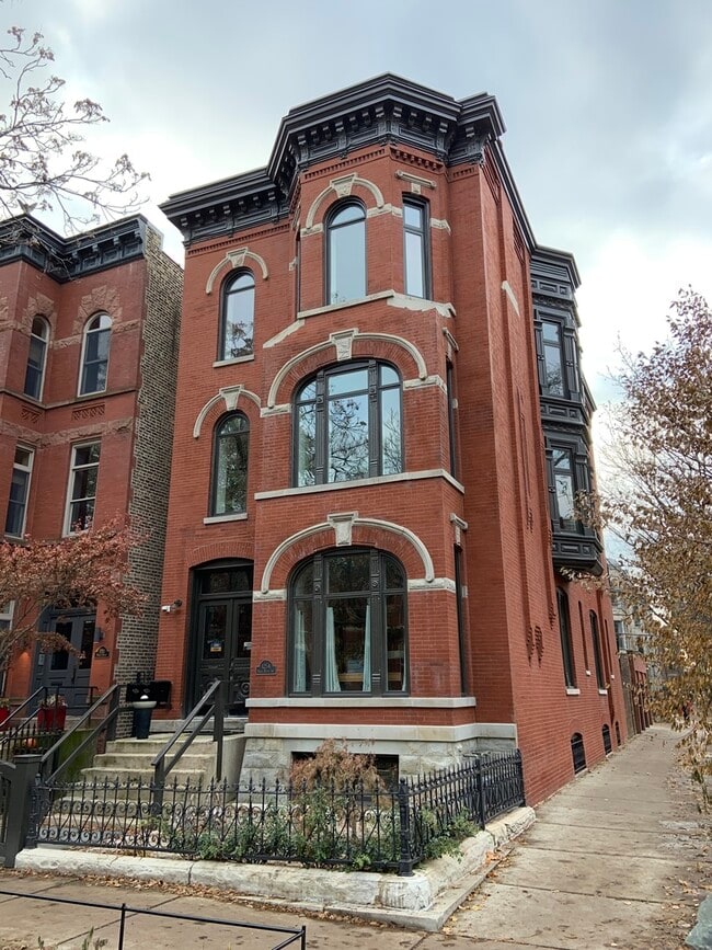 Primary Photo - 1254 N Hoyne Ave