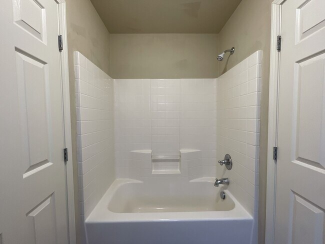 Building Photo - Spacious 3-Bedroom Home in the Northwest L...