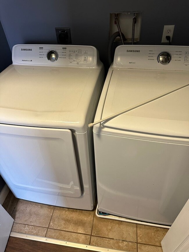 Building Photo - 1807 Jane St