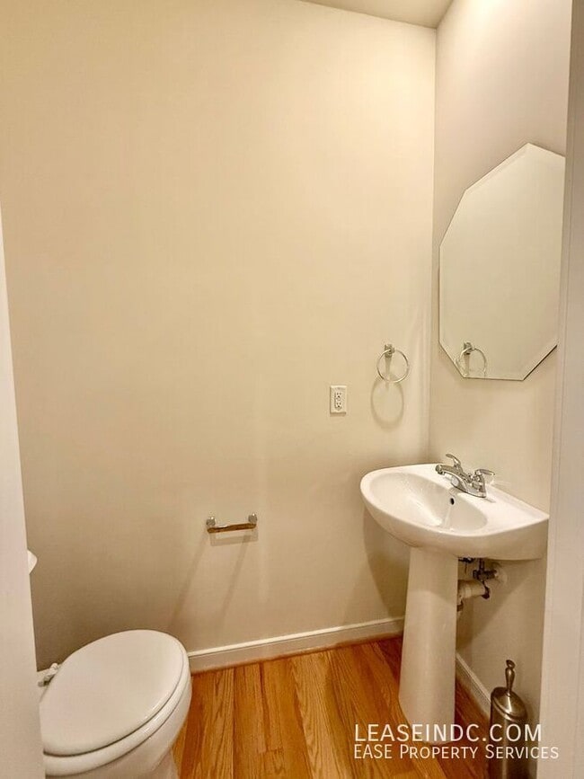 Building Photo - 1041 5th St SE