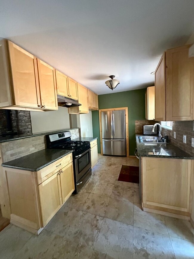 Building Photo - Well Kept Home in Quiet Neighborhood with ...