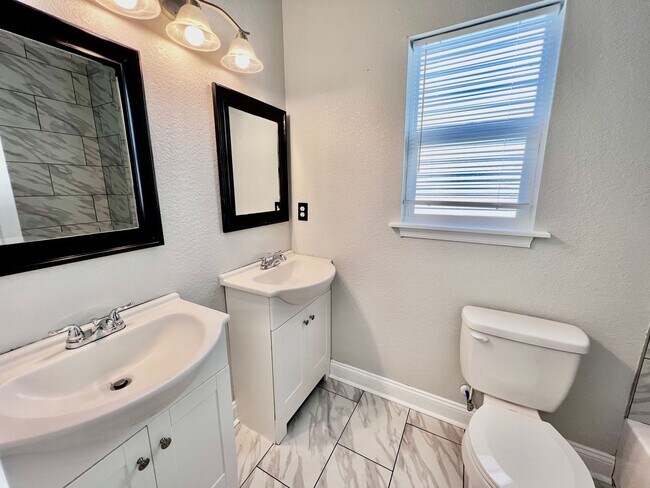 Building Photo - Gorgeous 4 bedroom 3 bath new construction...