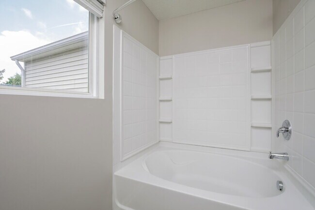 Building Photo - 70 Brookhaven Dr
