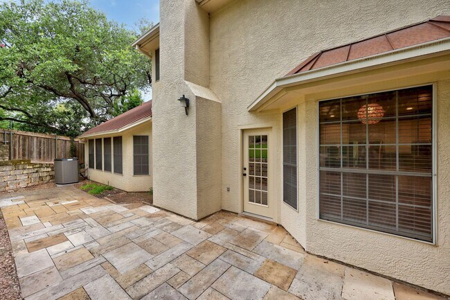 Building Photo - 7 Bed Home for August!