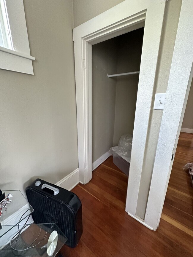 Building Photo - 3 bed 1 bath close to Water St. and UWEC! ...