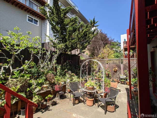 Building Photo - 184 Portola Dr