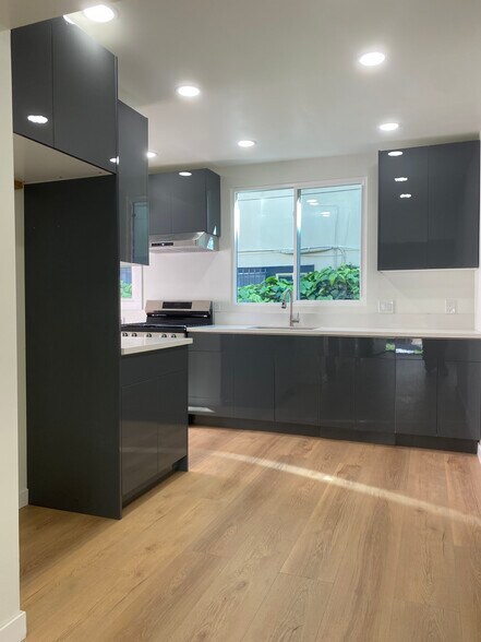 Building Photo - 1634 1/2 N Serrano Ave