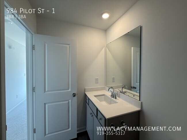Building Photo - 984 Pilot St