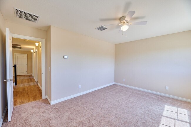 Building Photo - Lynx