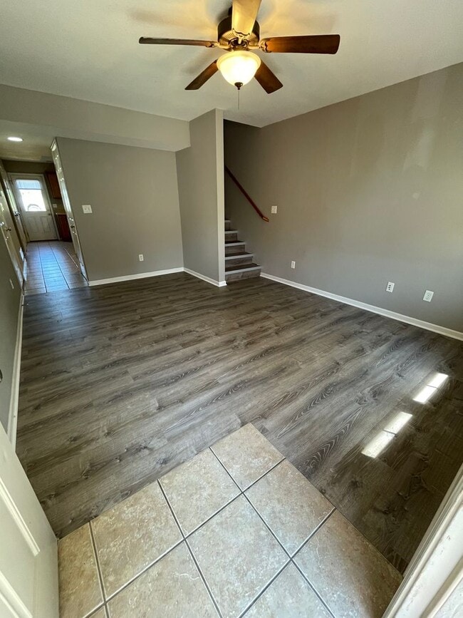 Building Photo - 4 bed/ 2 bath townhouse