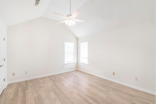 Building Photo - 103 Country Cove