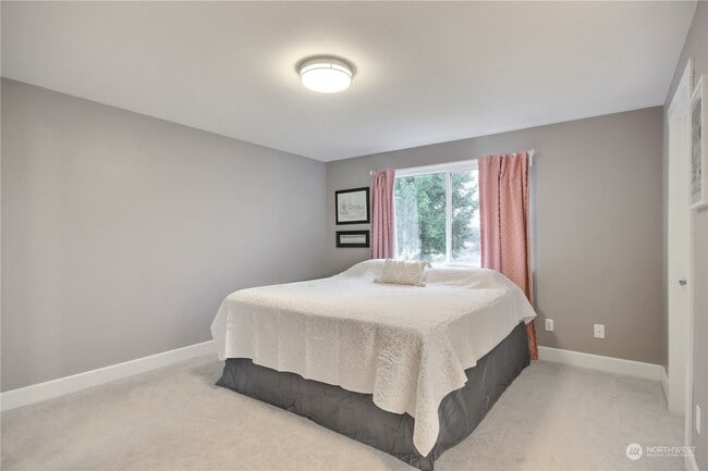 Building Photo - Well Maintained 3 Bed 2.5 Bath for Rent!