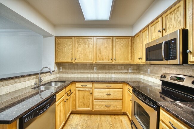 Building Photo - Beautiful Quail Crossing Townhome – Walk t...