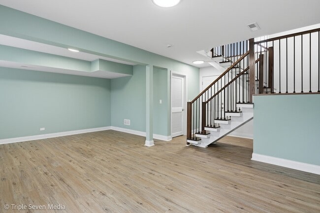 Building Photo - 777 E Golfview Dr