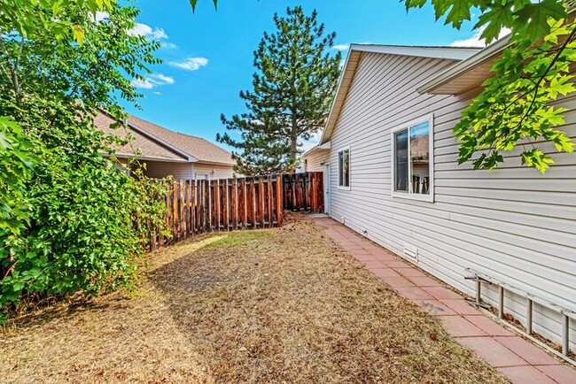 Building Photo - 3 bedroom home with fenced yard and garage...