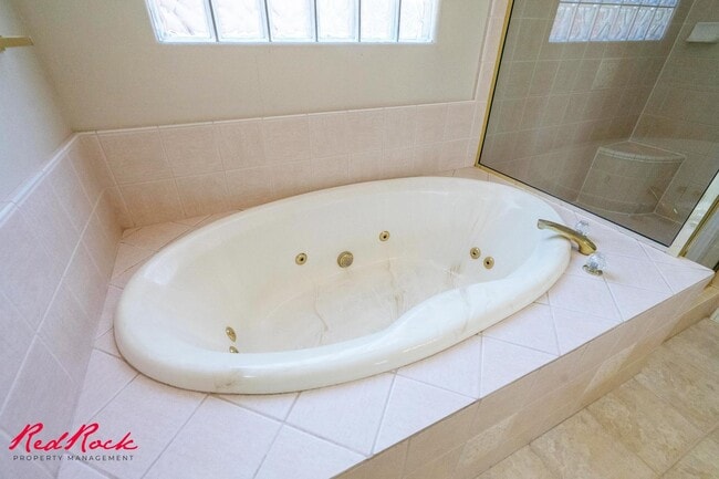 Building Photo - Comfortable 3-bedroom Home. Small Dog Frie...