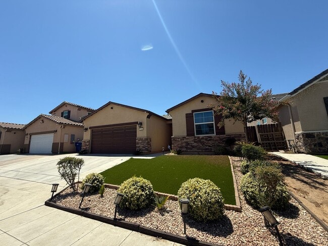Building Photo - Must See! Fully furnished 3 bedroom, 2 bat...