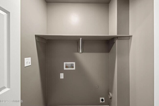 Building Photo - 649 N Espina St