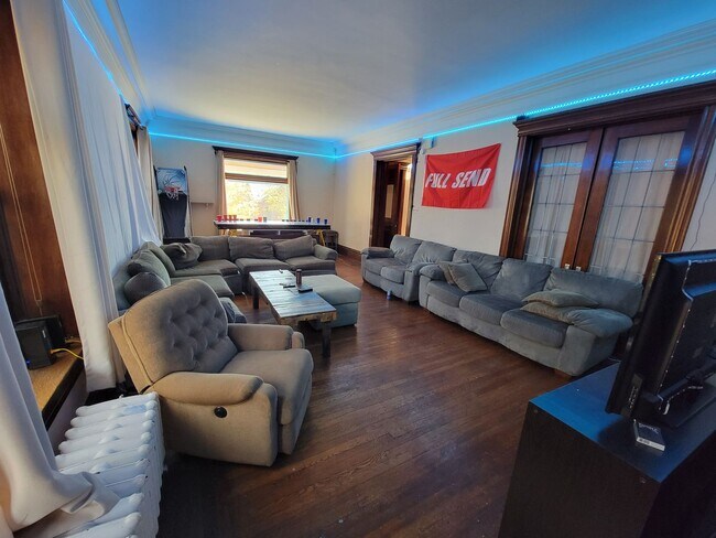 Building Photo - 2115 E 1st St