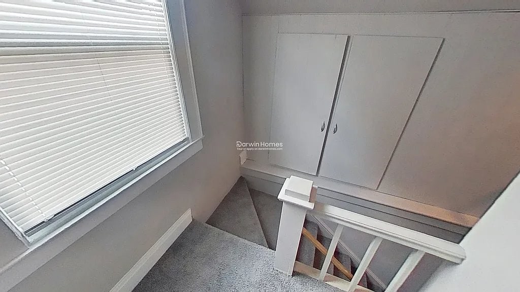 Building Photo - 529 E Victoria St