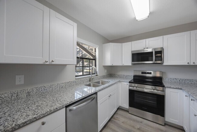 Building Photo - Newly Renovated 2 bedroom 2 bath within wa...