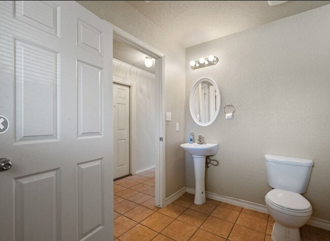 Building Photo - Spacious 3 bedroom 2.5 Bath Duplex in Gate...