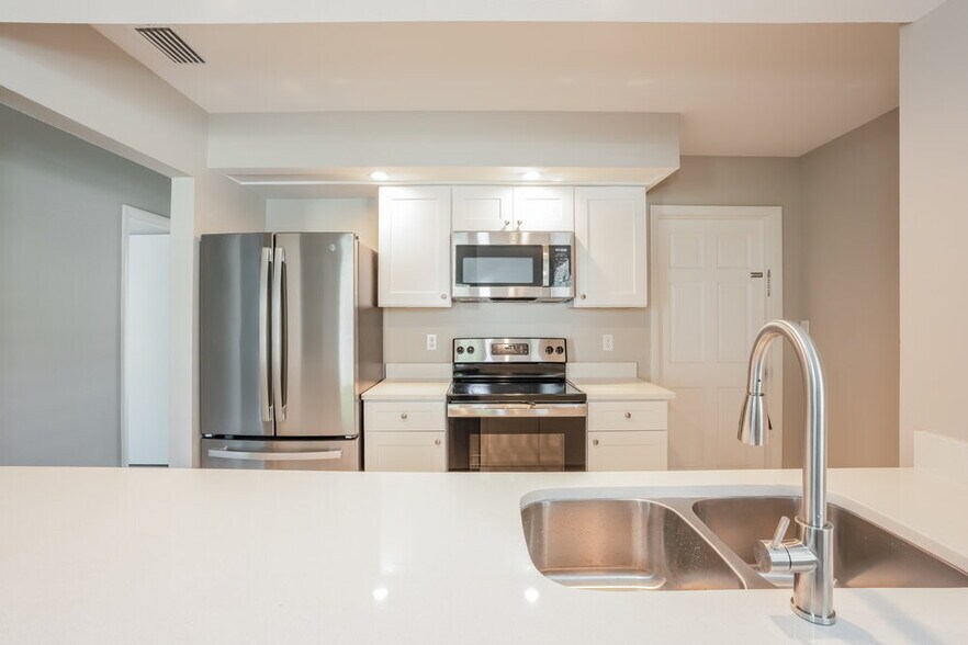 Building Photo - 1355 Five Iron Dr